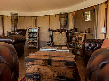 Ol Seki Hemingways Mara: Lounge-Bereich mit Bibliothek im Hauptzelt