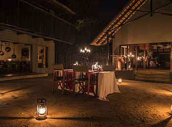 Sabi Sabi Selati Camp: Dinner bei Nacht Sabi Sabi Selati Camp: Dinner bei Nacht