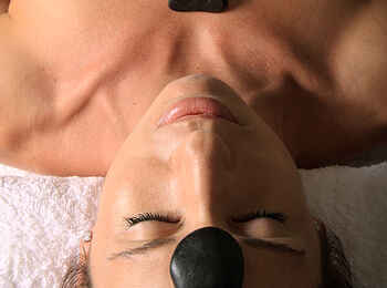 African Rock Hotels: Behandlung mit heißen Steinen