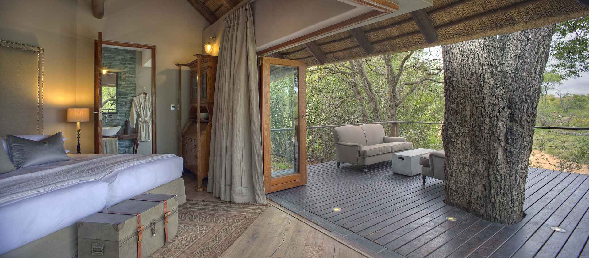 &Beyond, Krüger Nationalpark, Ngala Safari Lodge, Südafrika, Ausstattung, Bett, Cottage, Dekoration, Doppelbett, Gästeunterkünfte, Inneneinrichtung, Ausblick, Aussicht, Familien, Familien-Suite, Suite, Terrasse, Umgebung, Vegetation, Afrikarma, Afrikarma Safaris, Afrikarma Safaris - Wildnis. Hautnah., Afrikarma.de