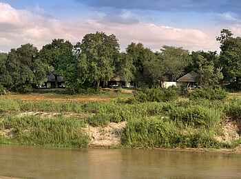 Dulini River Lodge: Elefant am Flussufer