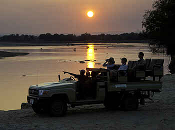 Flatdogs Camp: Pirschfahrt bei Sonnenuntergang Flatdogs Camp: Pirschfahrt bei Sonnenuntergang
