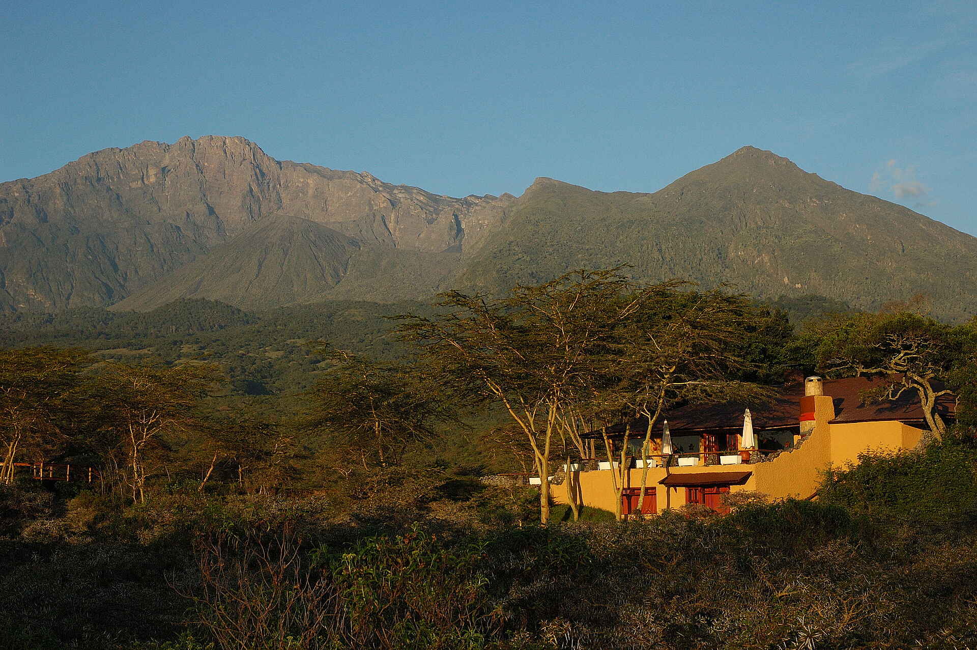 Hatari Lodge, Anlage, Mount Meru