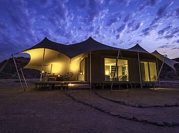Hoanib Skeleton Coast Camp: Gästezelt bei Nacht Hoanib Skeleton Coast Camp: Gästezelt bei Nacht