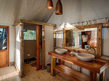 Little Tubu: Gästebad mit Waschtisch und Spiegel Little Tubu: Gästebad mit Waschtisch und Spiegel