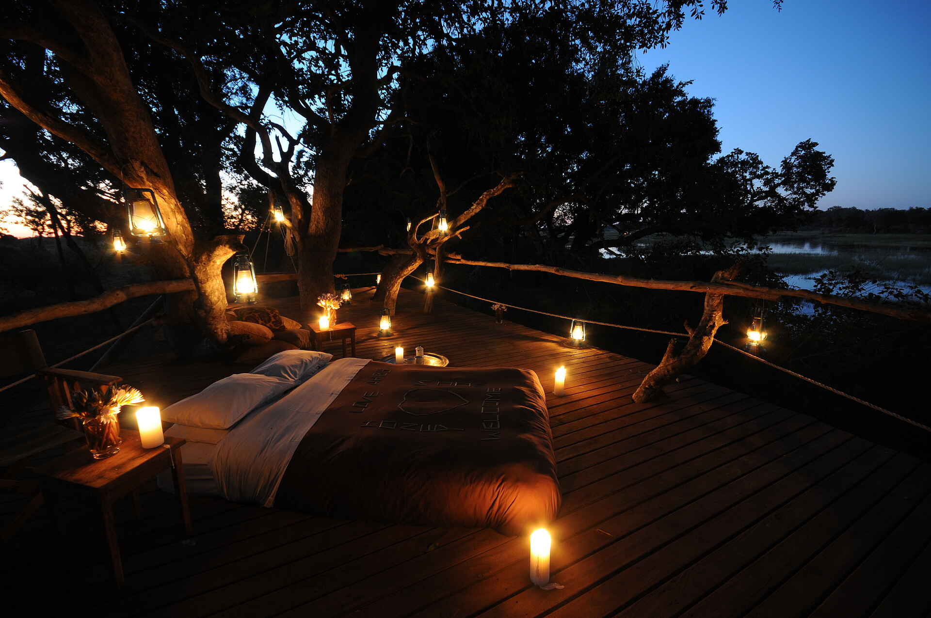 Africa, African Horseback Safaris, Afrika, Afrikanische Wildhunde, afrikarma, Binnendelta, Birding, Boma, Bootsfahrten, Botsuana, Botswana, Braunkehlreiher, Buchen, Buchung, ecological monitoring, Eco-Safari, Einbaum-Boote, environmental monitoring, Fischadler, Flusspferde, Horseback Riding, Information, Informationen, Flusspferd, Krokodil, Nilkrokodil, Nilpferd, Macatoo Camp, Afrikanischer Wildhund, Breitmaulnashorn, Mokoros, Nashorn, Pool, Reiten, Reit-Safari, Swimmingpool, Nachhaltigkeit, Nachtpirschfahrten, Okavango, Okavango Delta, Okavango Panhandle, Okavango River, Okavangobecken, Okavangodelta, Ökologisch, Pferde, Pirschfahrten, Ranwanalenaus, Reise, Reiseveranstalter, Reitsafari, Safari, Umweltüberwachungen, Urlaub, Vogelbeobachtungen, Vollpension, Wasserböcke, www.afrikarma.de, Ngamiland East, Big Five, Büffel, Elefant, Leopard, Löwe, Spitzmaulnashorn, Abendstimmung, Beleuchtung, Gästeunterkunft, Gästezelt, guest building, guest facilities, guest tent, Unterkunft, Veranda