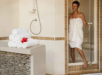 Machweo Wellness Retreat: Dusche und Dampfsauna im Spa