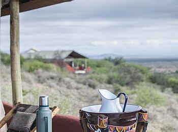 Shu'mata Camp: Entfernung zweier Gästezelte Shu'mata Camp: Entfernung zweier Gästezelte