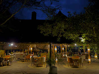 Soroi Lions Bluff Lodge: Speisebereich bei Nacht