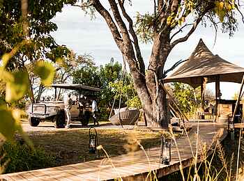 Tuludi Camp: Am Eingangsbereich Tuludi Camp: Am Eingangsbereich