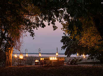 Chikwenya Camp: Laternen am Esstisch