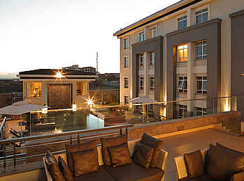 Eka Hotel: Blick von der Bar-Terrasse über den Pool