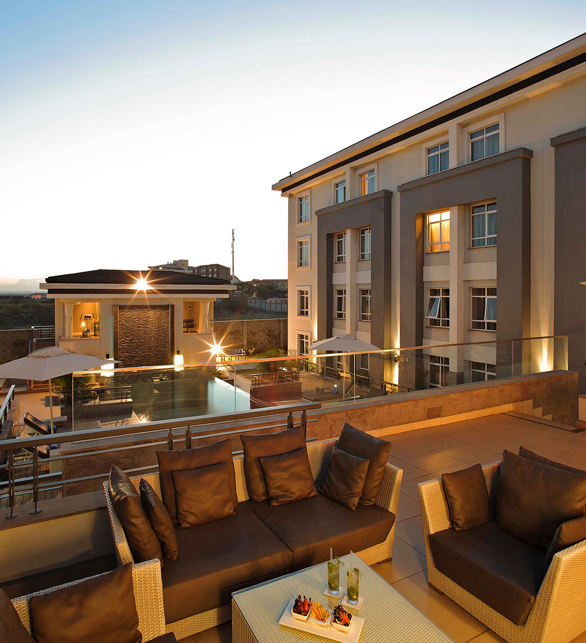 Eka Hotel: Blick von der Bar-Terrasse über den Pool Eka Hotel: Blick von der Bar-Terrasse über den Pool