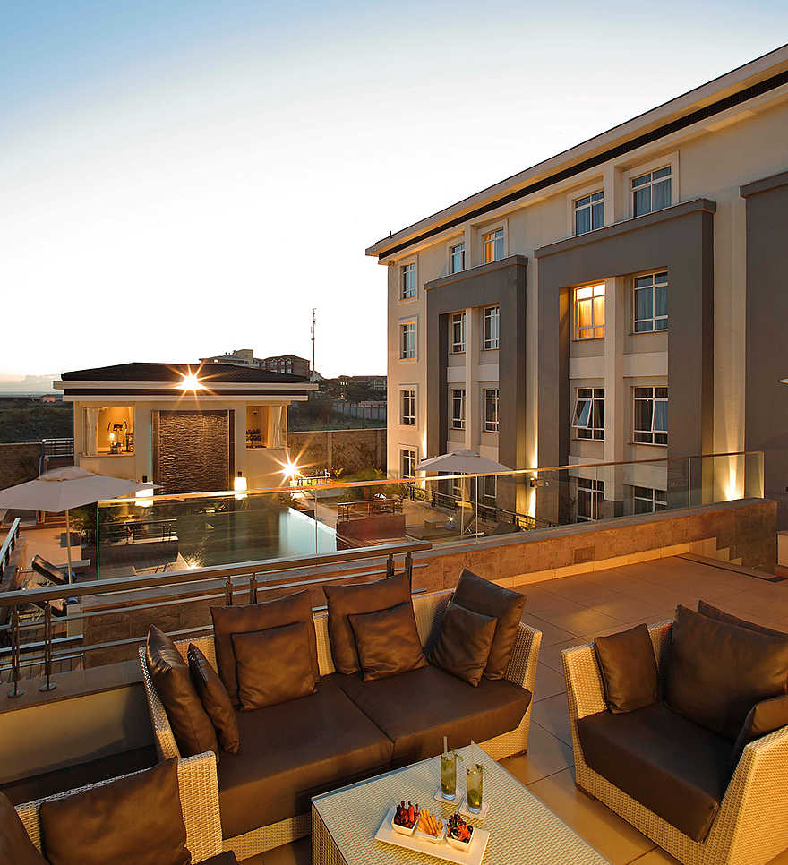 Eka Hotel: Blick von der Bar-Terrasse über den Pool Eka Hotel: Blick von der Bar-Terrasse über den Pool