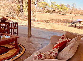 Ingwe Pan Camp: Sofa in der Lounge Ingwe Pan Camp: Sofa in der Lounge