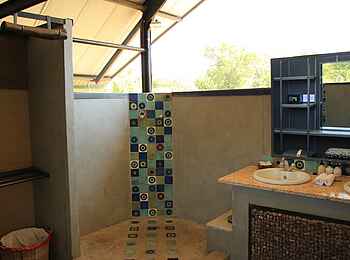 Kavinga Safari Camp: Gästebad mit Dusche und Waschtisch Kavinga Safari Camp: Gästebad mit Dusche und Waschtisch