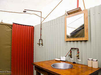 Ozondjou Trails: Badezimmer mit Dusche und Waschbecken