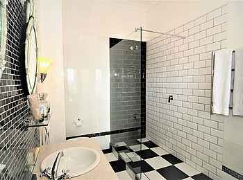 Abbey Manor Luxury Guesthouse: Grand Room Bad