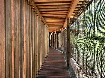 andBeyond Tengile River Lodge: Verbindungskorridor der Familiensuite