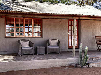 Bagatelle Kalahari Game Ranch: Savannah Chalet Terrasse