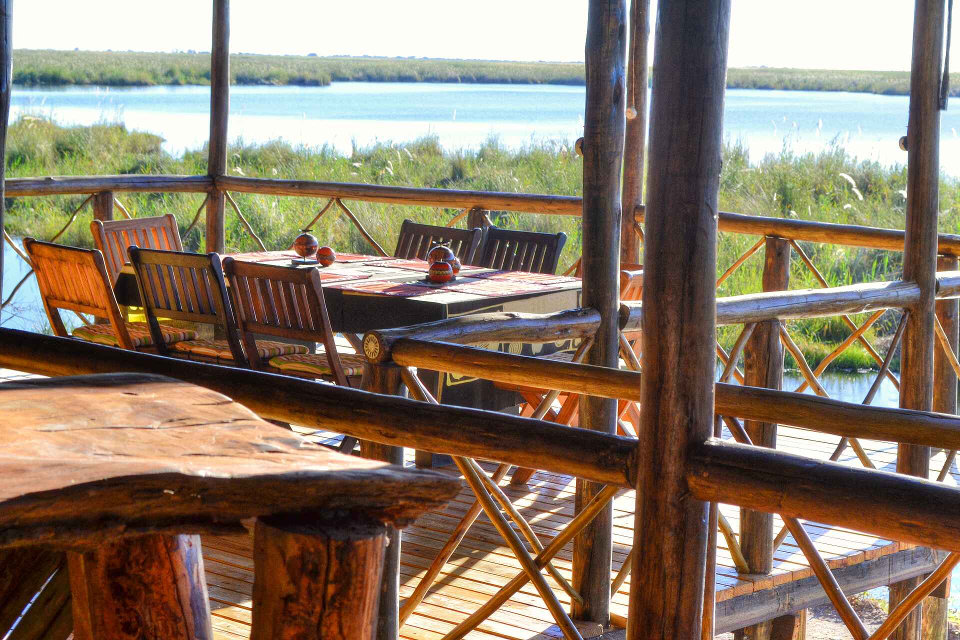 Camp Linyanti, Chobe National Park, Footsteps in Africa, Linyanti-Sümpfe, Blick, Esstisch, Hauptgebäude, Lagune, Afrikarma, Afrikarma Safaris, Afrikarma Safaris - Wildnis. Hautnah., Afrikarma.de
