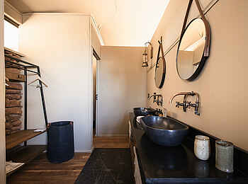 Desert Rhino Camp: Bad des Familienzelts