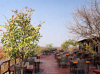 Etosha Safari Lodge: Außendeck Etosha Safari Lodge: Außendeck