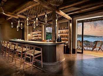 GweGwe Beach Lodge: Eine Bar mit direktem Meerblick