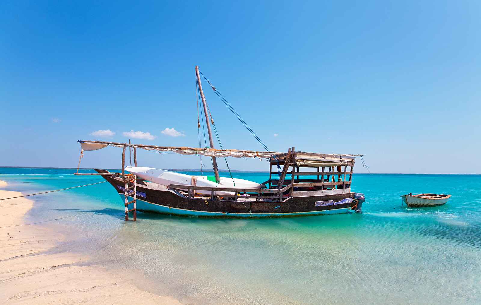 Ibo Island Lodge: Traditionelle Dhau an einer Sandbank Ibo Island Lodge: Traditionelle Dhau an einer Sandbank