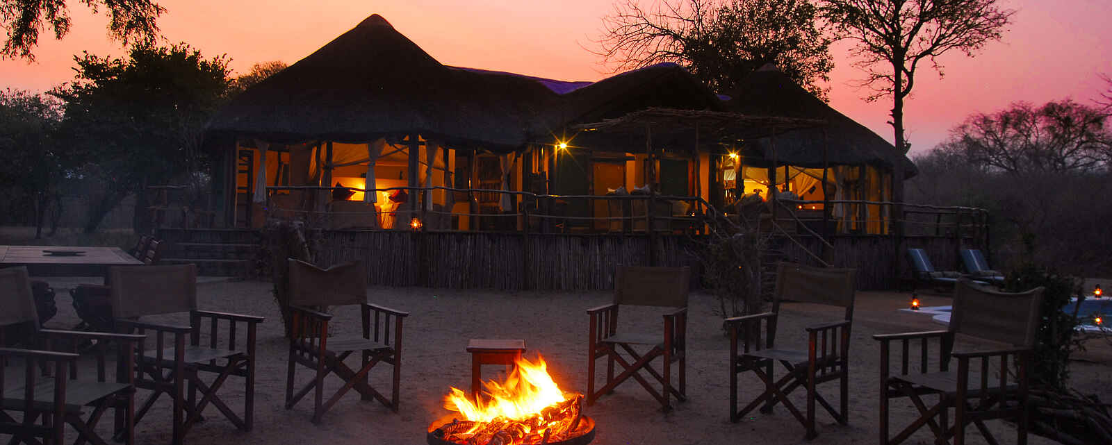 Kasaka River Lodge: Lagerfeuer vor dem Hippo Pod Kasaka River Lodge: Lagerfeuer vor dem Hippo Pod