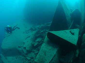 Kaya Mawa: Tauchen über bizarren Felsen