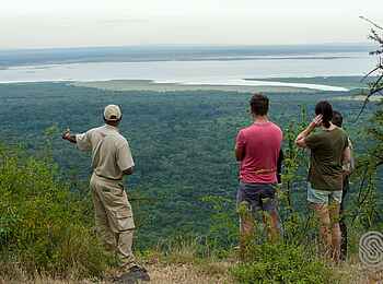 Lake Manyara Serena Lodge: Ausblick von der Abbruchkante auf den Lake Manyara