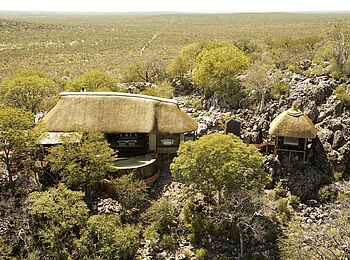 Little Ongava: Blick auf eine Gästesuite Little Ongava: Blick auf eine Gästesuite