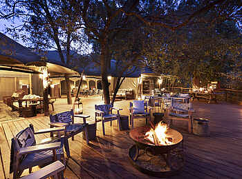 Mara Toto Tree Camp: Der Zentralbereich am Abend