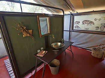Mdonya Old River Camp: Waschtisch und Spiegel