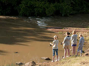 Morukuru River House: Angelnde Kinder Morukuru River House: Angelnde Kinder