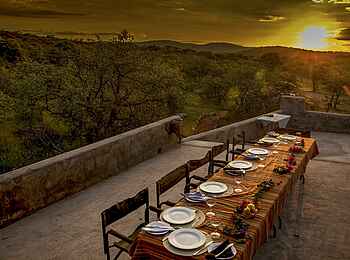 Okutala Lodge: Dinner bei Sonnenuntergang Okutala Lodge: Dinner bei Sonnenuntergang