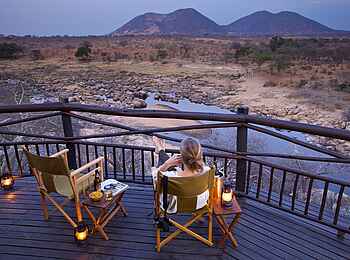 Ruaha River Lodge: Blick vom Felsen Restaurant Ruaha River Lodge: Blick vom Felsen Restaurant