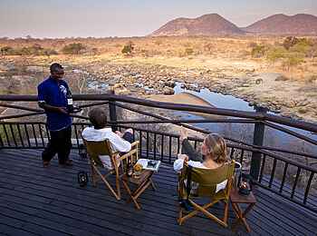 Ruaha River Lodge: Service auf der Restaurantterrasse Ruaha River Lodge: Service auf der Restaurantterrasse