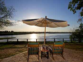 Rufiji River Camp: Terasse mit Ausblick auf den Fluss Rufiji River Camp: Terasse mit Ausblick auf den Fluss