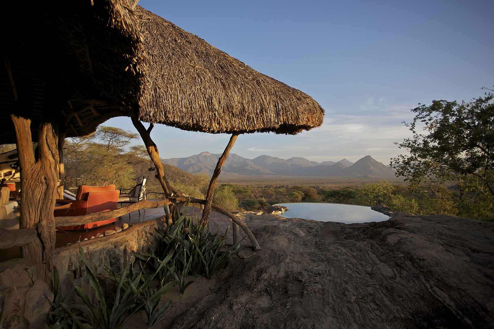 Sarara Camp: Seitenansicht Pool und Lounge Sarara Camp: Seitenansicht Pool und Lounge