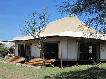 Sayari Camp: Speisezelt im Sonnenschein Sayari Camp: Speisezelt im Sonnenschein