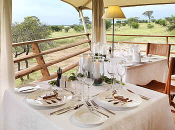 Serengeti Bushtops: Restaurant