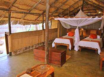 Taita Falcon Lodge: Gästechalet mit offener Seite Taita Falcon Lodge: Gästechalet mit offener Seite