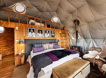 The Highlands Camp: Honeymoon Tent Bett