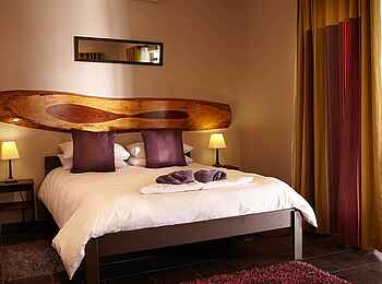 Villa Violet: Doppelbett im Zimmer 6