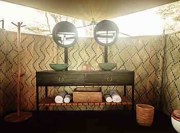 Wayo Serengeti Green Camp: Badezimmer mit Doppelwaschbecken