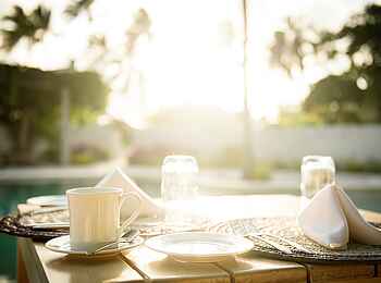 Zanzibar White Sand Luxury Villas: Essen auf der Terrasse des Restaurants Zanzibar White Sand Luxury Villas: Essen auf der Terrasse des Restaurants