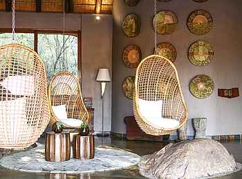 Madikwe Hills Private Game Lodge: Schwebesessel in der Lounge