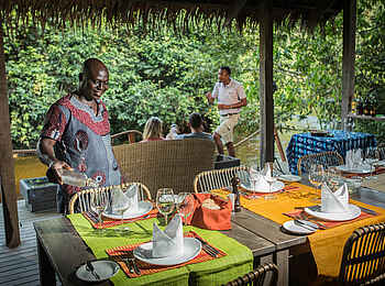 Mboko Camp: Essen am River Deck